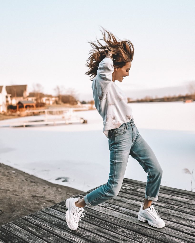 Acid wash sweatshirt mom jeans fila disruptor