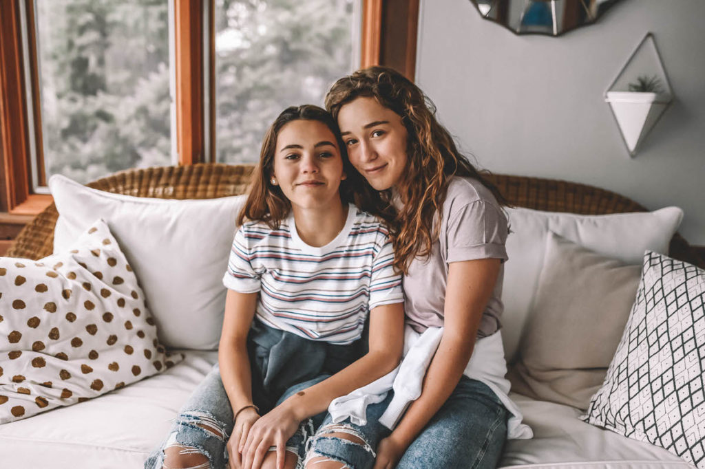 teen girls wearing cropped tees mom jeans