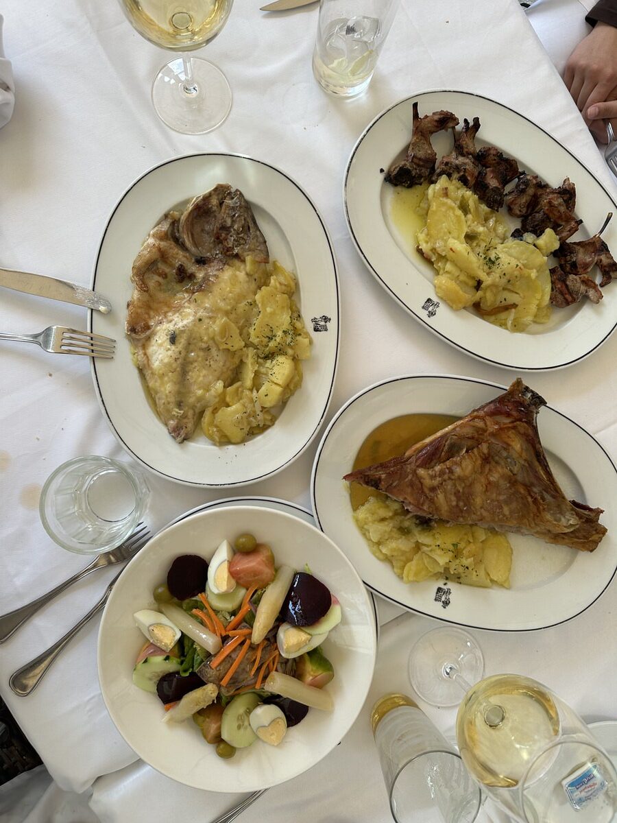 Table at Las Cuevas de Luis Candelas