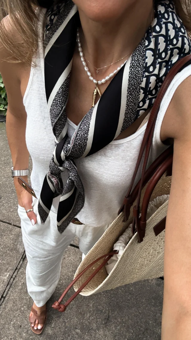 Day 2 of 5 summer silk scarf outfits 💫 with some of my favorite staples! 

Comment SCARF and I’ll send you a DM with all of the links to shop ✨ you can always check my stories for direct links, highlights or shop via link in my bio! 

Linen blend tank, linen high waisted pleated trousers, Dior silk scarf, Sezane basket bag, Hermes slide flats, silk scarf summer outfit 

https://liketk.it/5jM4V

Segundo dia de looks usando o a casório do momento! Um lenço de seda estampado!
