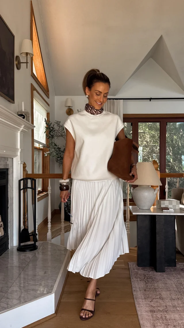 Day 4 of 5 summer scarf outfits 🤎⚡️ 

Comment SCARF and I’ll send you a DM with all of the links to shop 💫 you can always check my stories for direct links, highlights or shop via link in my bio! 

Pleated dress and oversized sweater combo, Dior silk scarf, Sezane suede tote, suede brown sandals, Saint Laurent clear glasses, chic summer outfit 

https://liketk.it/5k5hU

Quarto dia de looks com lenço de seda!