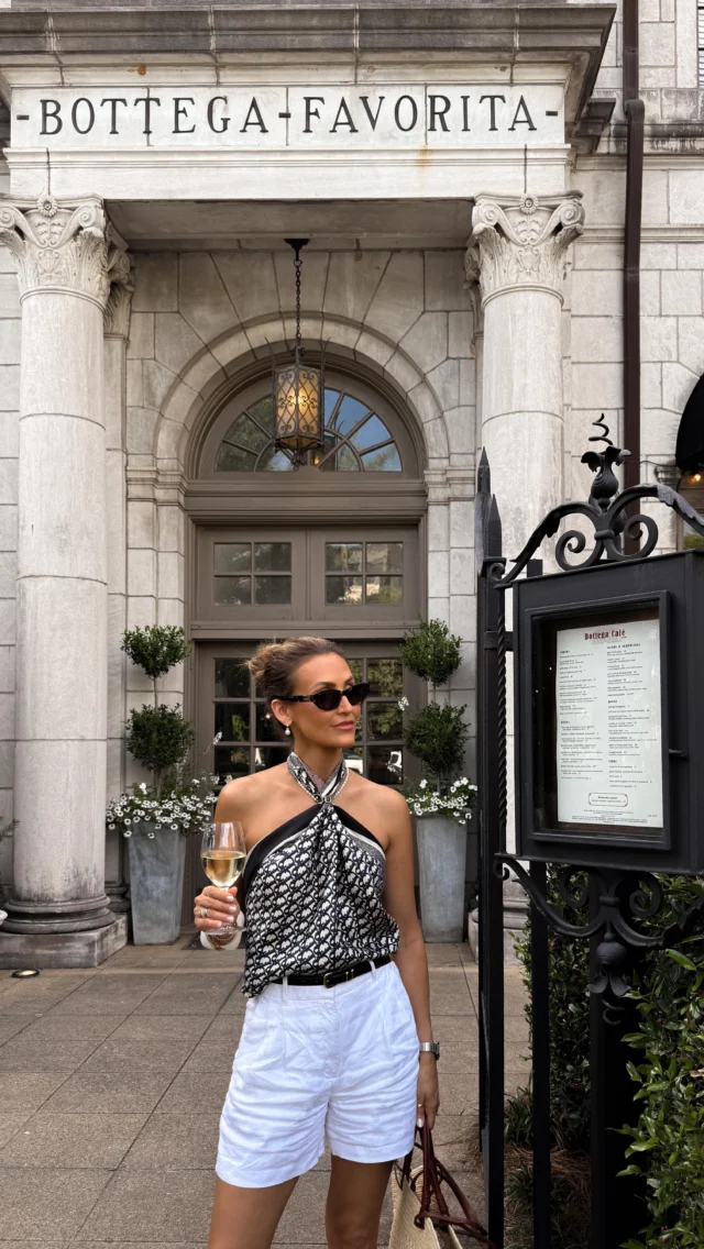 Day 3 of 5 summer scarf outfits ✨🤍 this time wore as a top -  all you need is a ring! 

Comment SCARF and I’ll send you a DM with all of the links to shop 💫 you can always check my stories for direct links, highlights or shop via link in my bio! 

Dior silk scarf 90x90, linen shorts, gold toe ring slide sandals, Sezane basket bag, Miu Miu cat eye sunnies. Summer chic outfit 

https://liketk.it/5jZDv

Mais um look com o lenço de seda que comprei recentemente e fazendo valer cada centavo!
