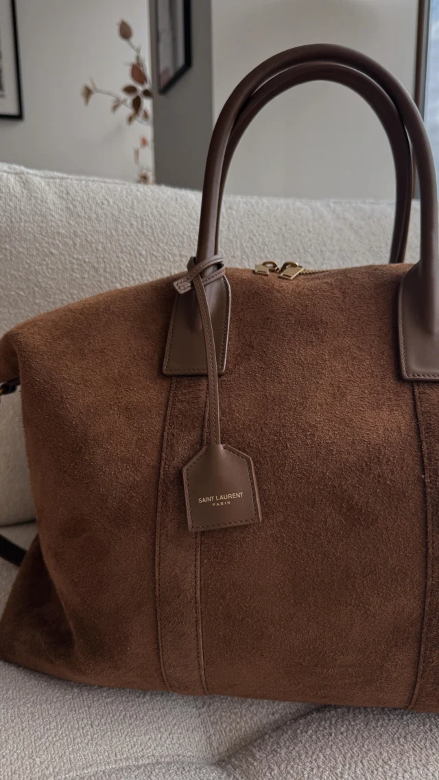 Unboxing: I might have found my newest travel companion 🤎 this gorgeous suede duffel bag is deliciously luxe and the can be perfect carry-all treat to your weekend getaways! 

Comment TRAVEL BAG and I’ll send you the links to shop plus a few of my suede tote faves equally gorgeous for less 🙌🏽

LINK TO SHOP: https://liketk.it/5lXdP

Minha nova companheira de viagem! Essa mala é simplesmente linda e tem espaço pra todos os looks e apetrechos pra um final de semana viajando em ou como a carryon no avião! To apaixonada!